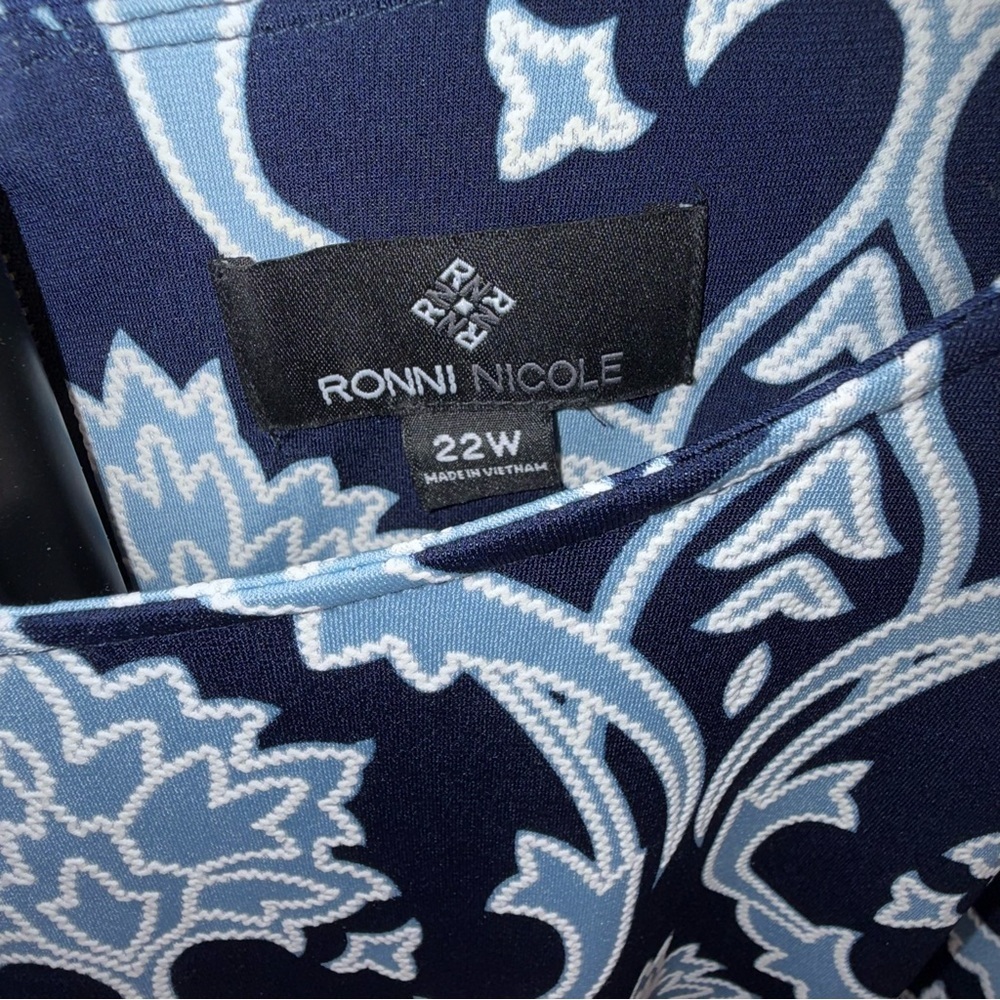 Ronni Nicole Navy & Light Blue Mid-Length Floral Dress – Size 22W 💙✨ - Picture 3 of 3
